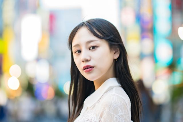 街中でこちらを見る女性